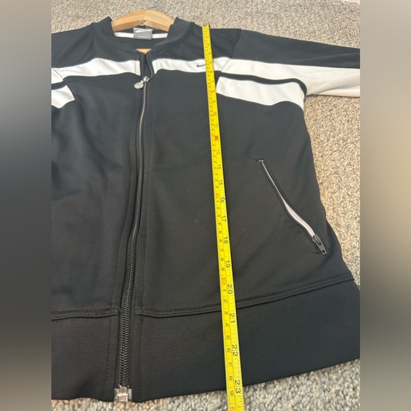 Nike Women’s Jacket - Black and White Y2K Style - Picture 9 of 11